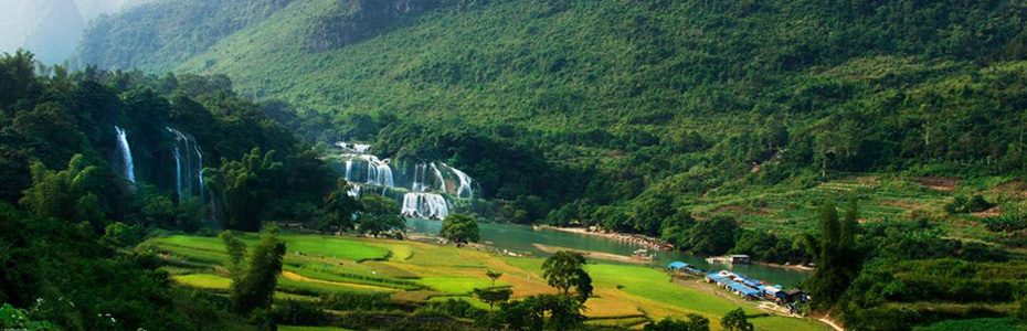 Ban Gioc Waterfall, at the Vietnam-China border, the 4th largest in the world first image
